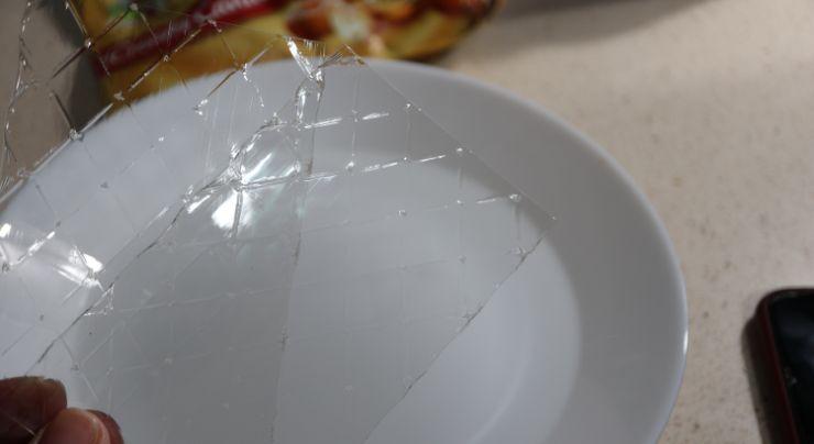 Ponemos la gelatina en el agua y dejamos hidratar