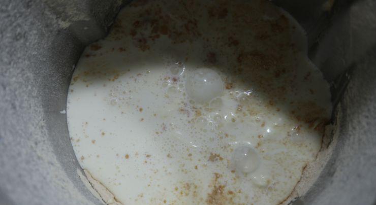 Ponemos la leche y la nata (crema de leche) y las mezclamos con los caramelos