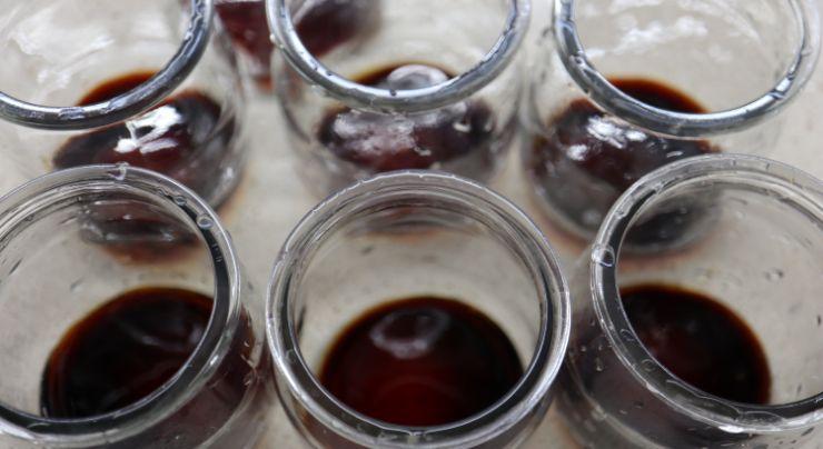 Echamos un poquito de caramelo en la base de los moldes