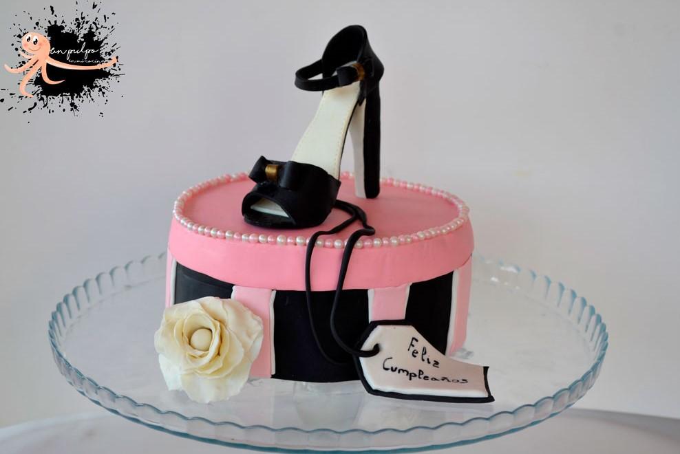 Tarta con zapato de fondant