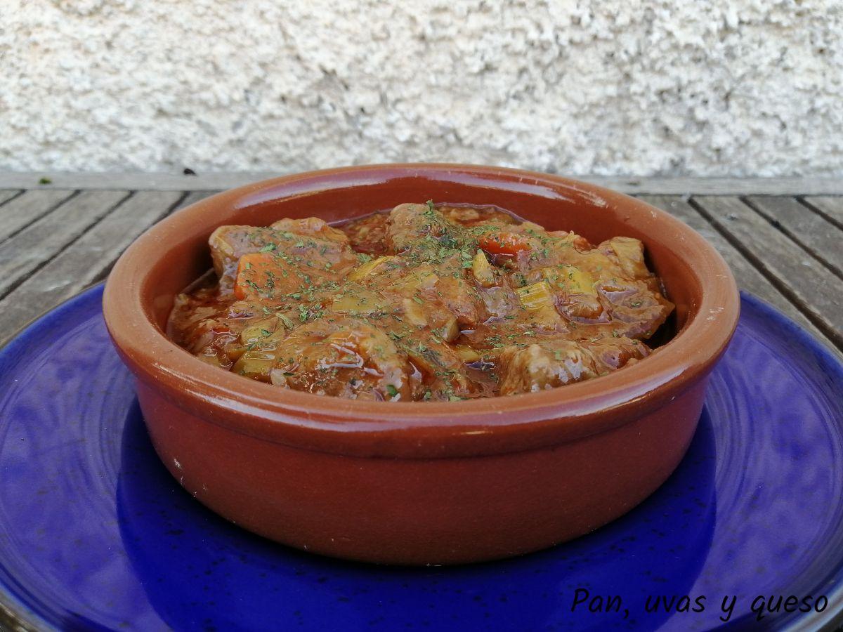 goulash de ternera crockpot - pan uvas y queso