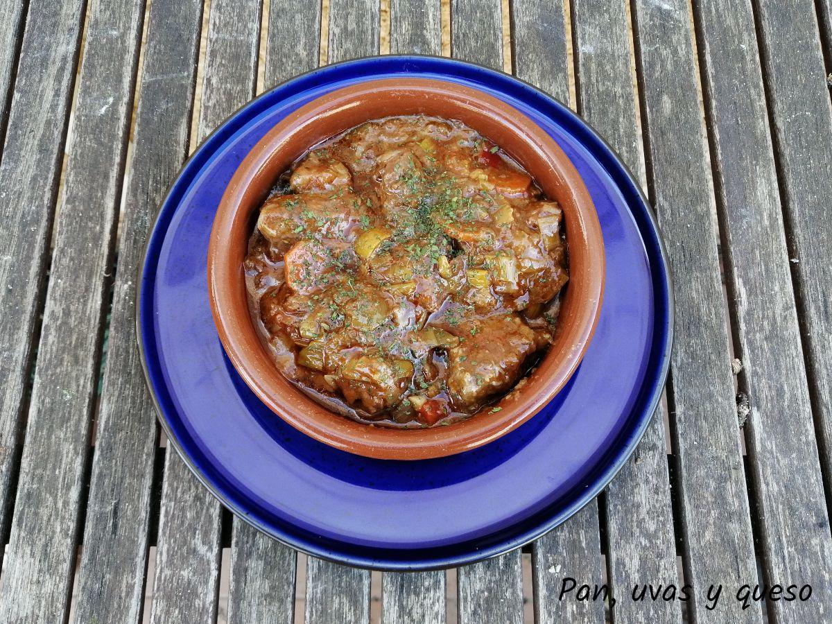 goulash de ternera crockpot - pan uvas y queso