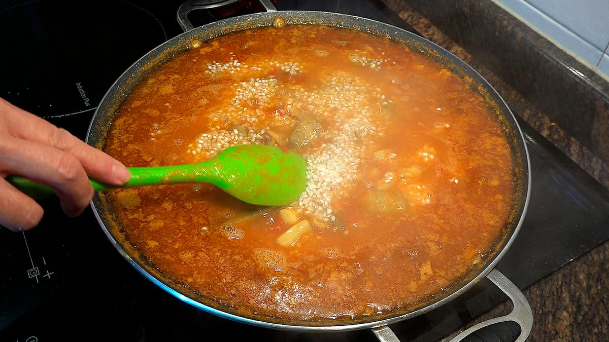 PAELLA DE SEPIA CON ALCACHOFAS Y PIMIENTOS - Foto 11