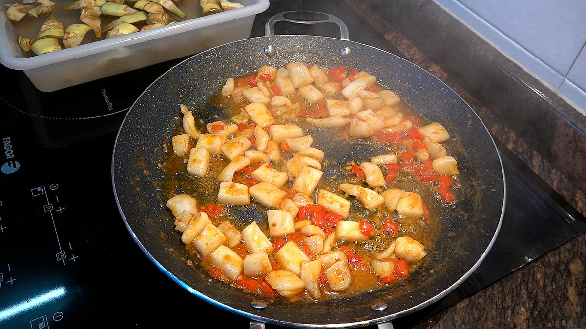 PAELLA DE SEPIA CON ALCACHOFAS Y PIMIENTOS - Foto 8