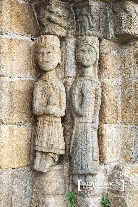 Figuras humanas representadas en los fustes de la portada románica de la iglesia de Nuestra Señora del Azogue. Puebla de Sanabria. Zamora. Castilla y León. España. © Javier Prieto Gallego