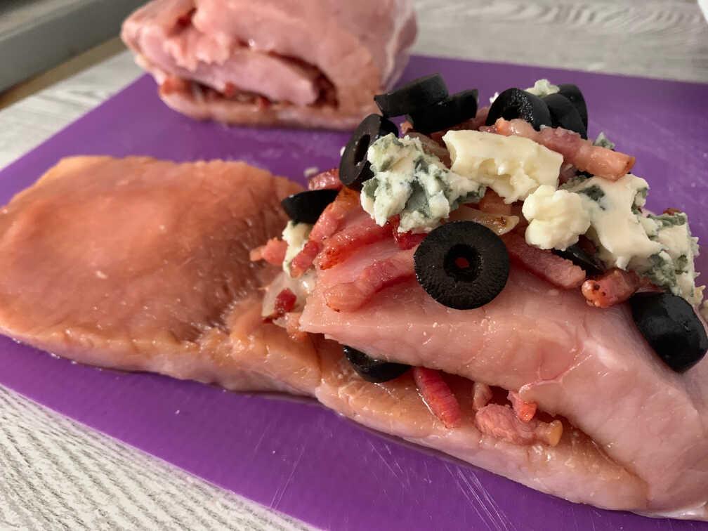 Rellenando el lomo relleno con salsa barbacoa