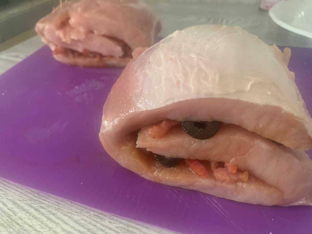 Lomo relleno con salsa barbacoa cero antes de hornear