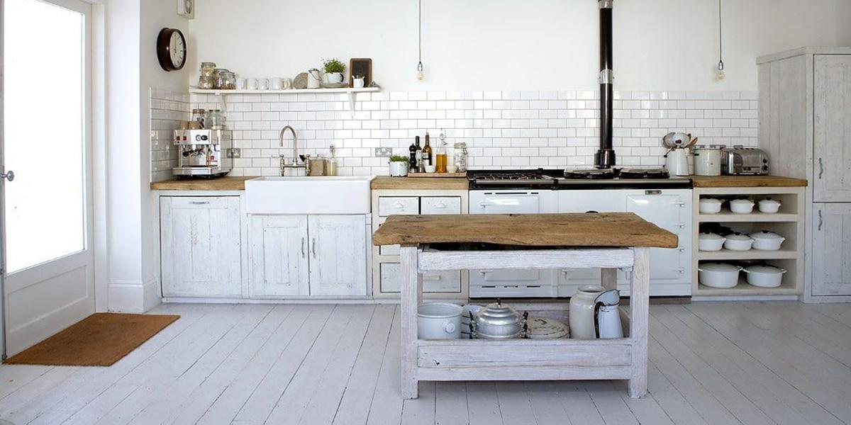 Estilo rústico en tonos blancos en la cocina