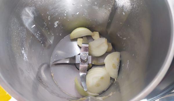 Ponemos los ajos en el vaso y picamos