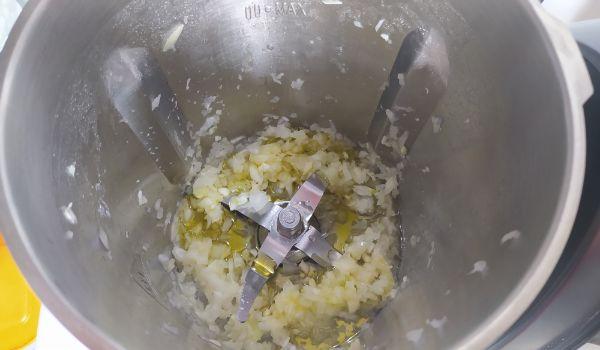 Ponemos el aceite y sofreímos los ajos