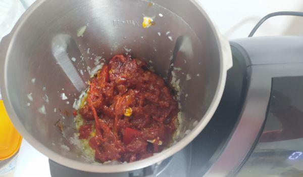 Echamos el tomate frito casero y lo cocinamos