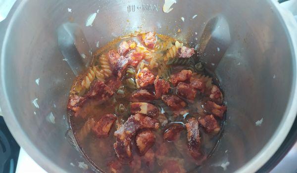 Echamos el agua, los macarrones y el chorizo y cocinamos