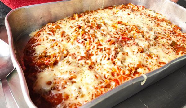 Ponemos los macarrones ha hornear con el tomate frito y el queso