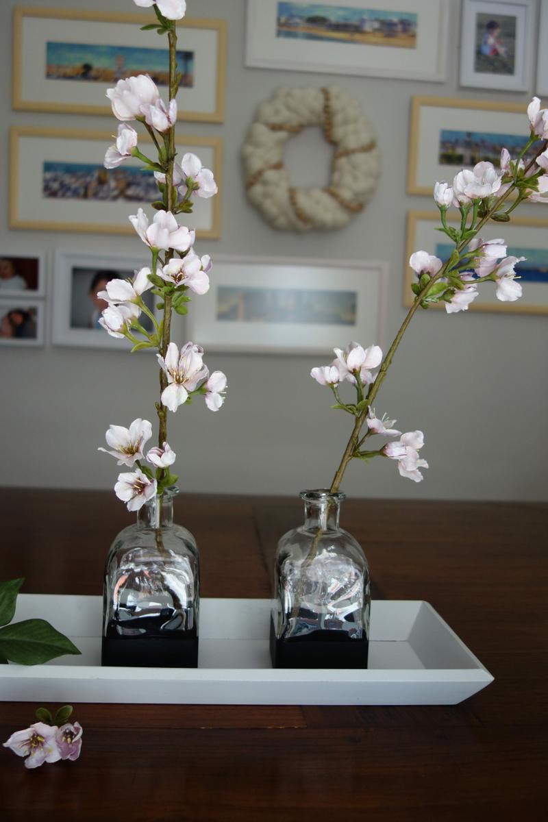 pintura acrílica en flores artificiales