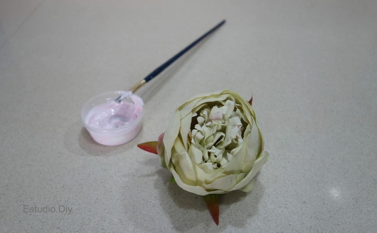 peonía y pintura acrílica