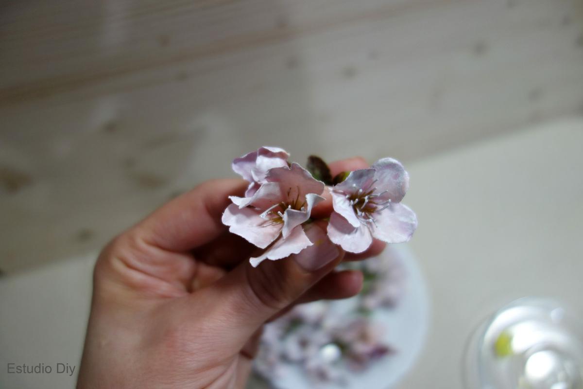 flores artificiales pintadas con acrílico