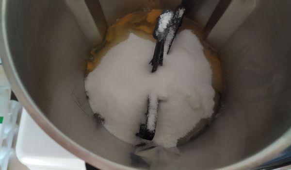 Echamos los huevos y el azúcar y batimos y mezclamos