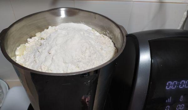 Echamos en el vaso la levadura y la harina y mezclamos todo