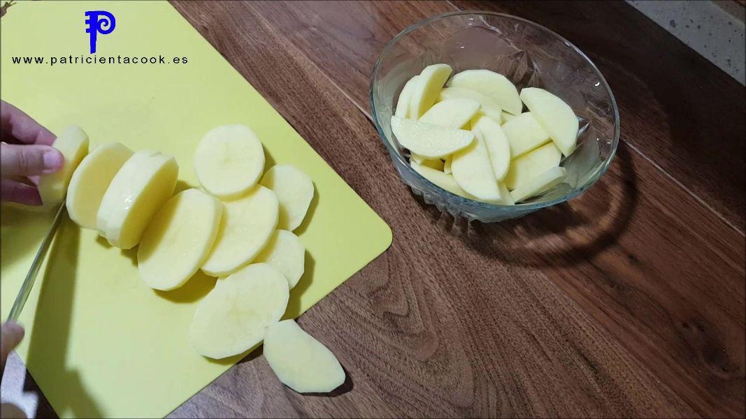 Pollo con patatas en salsa al horno
