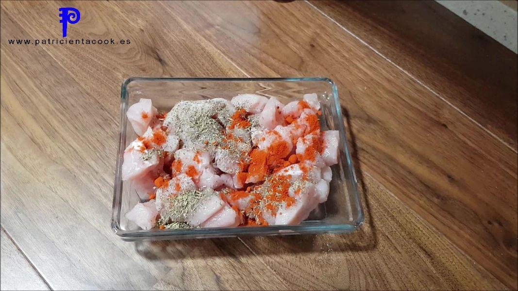 Pollo con patatas en salsa al horno