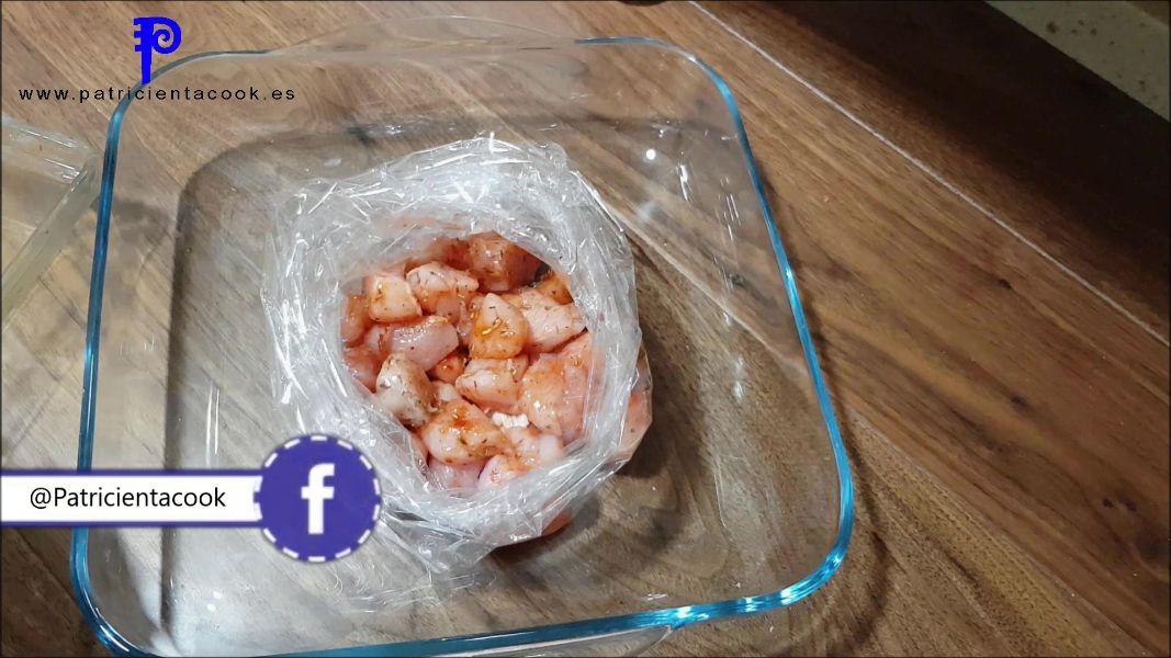 Pollo con patatas en salsa al horno