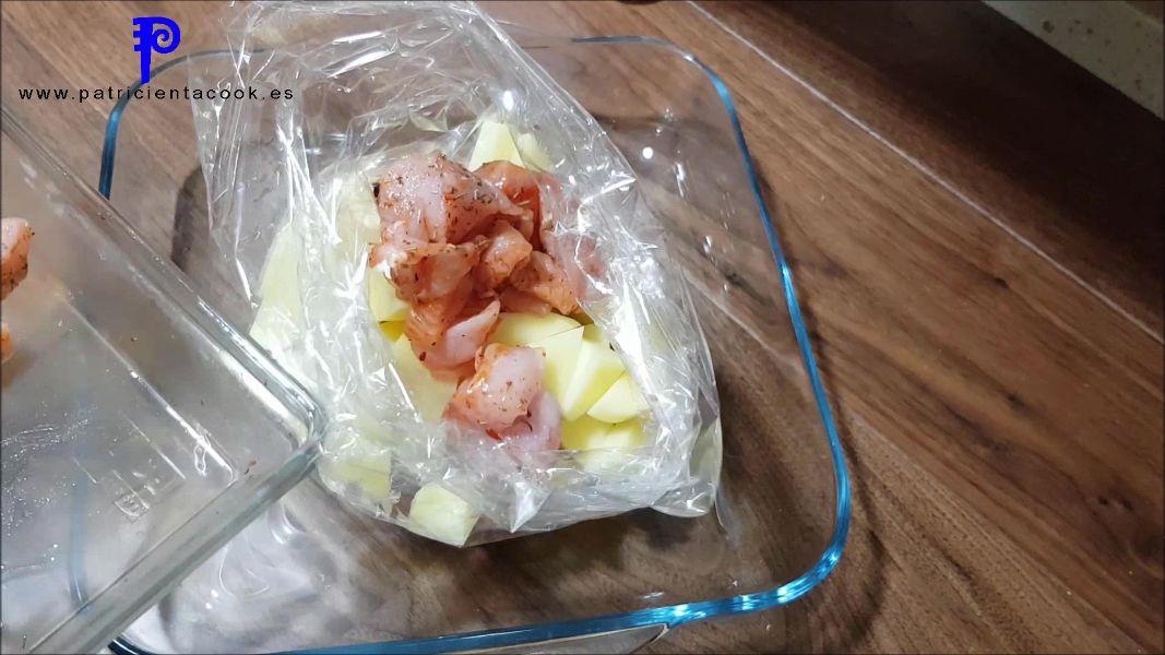 Pollo con patatas en salsa al horno