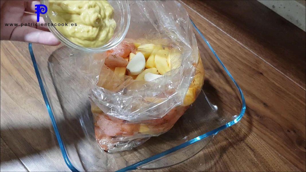 Pollo con patatas en salsa al horno