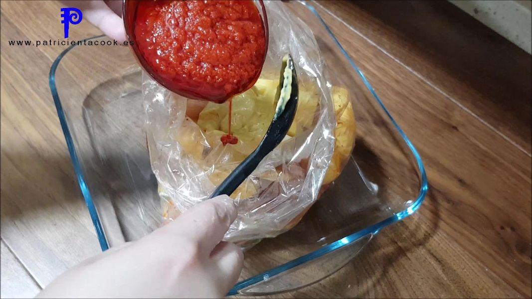 Pollo con patatas en salsa al horno