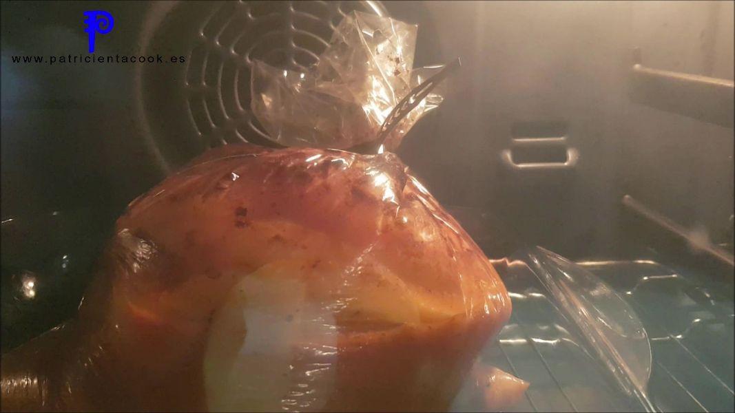 Pollo con patatas en salsa al horno