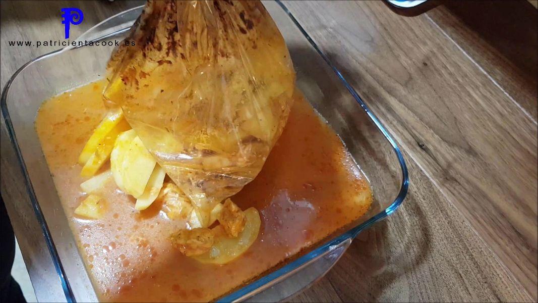 Pollo con patatas en salsa al horno