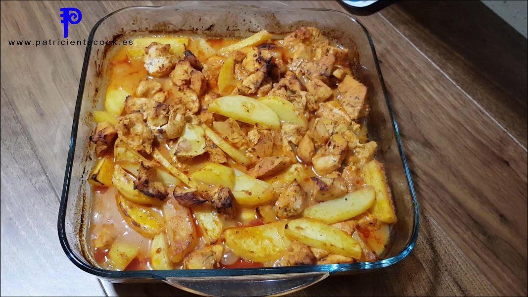 Pollo con patatas en salsa al horno