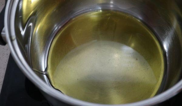 Echar el aceite en una olla para calentar