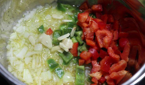 Echamos las verduras en la cazuela y hacemos el sofrito