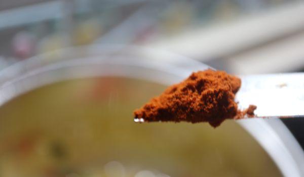 Añadimos el pimentón de la Vera y removemos bien