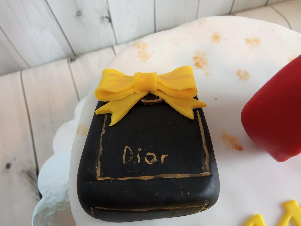 Tarta paquete regalo Dior fondant