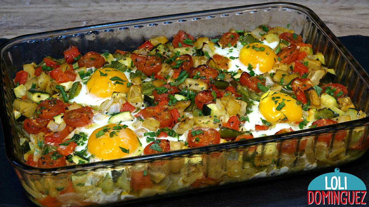 HUEVOS CON VERDURAS AL HORNO. RECETA FÁCIL Y SALUDABLE QUE ADEMÁS ESTA DELICIOSA. Una receta con verduras y huevo que hace que sea una comida nutritiva y con muy pocas calorías