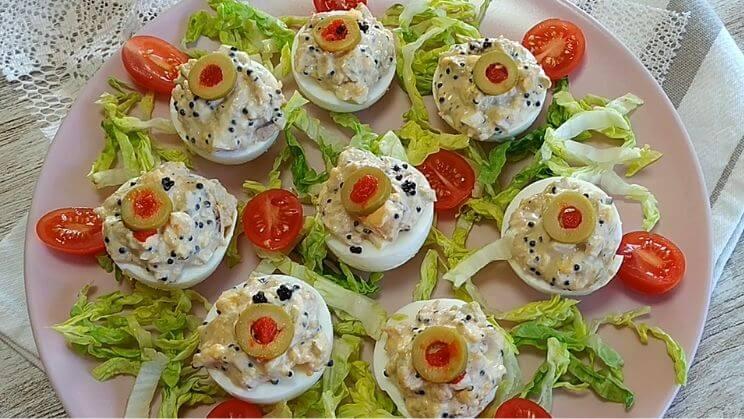 Huevos rellenos de atún y falso caviar