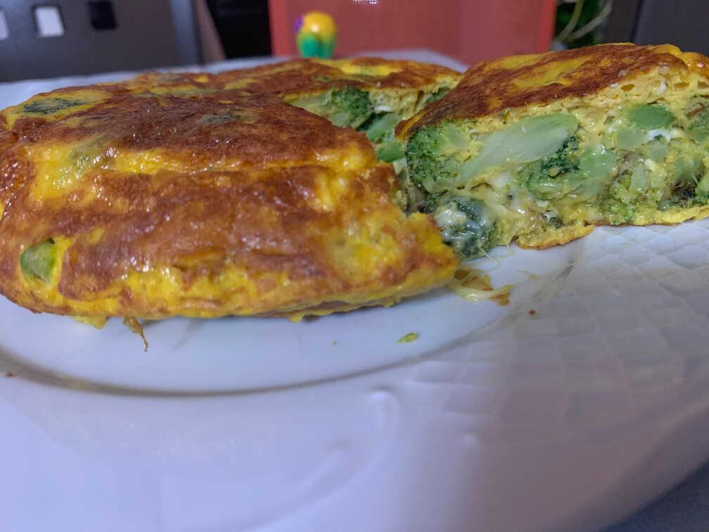 Tortilla de brócoli y butifarra catalana