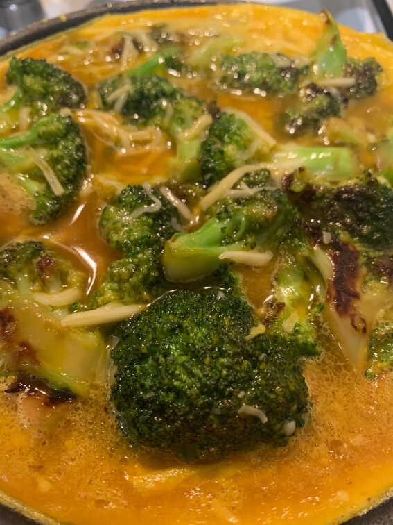 Preparando tortilla de brócoli