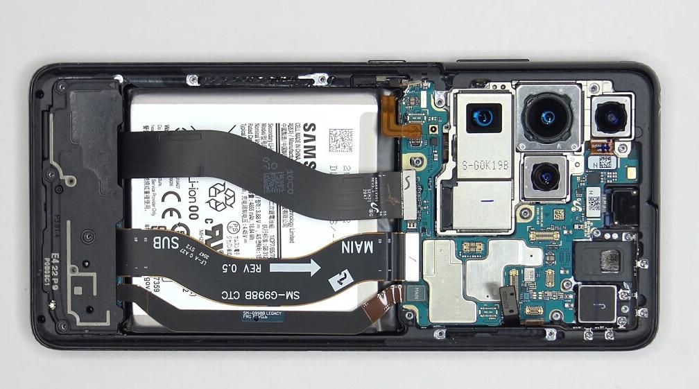 Teléfonos insignia como el Galaxy S21 Ultra por lo general son difíciles de reparar