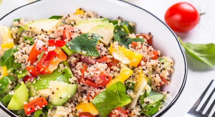 Ensalada hecha con quinoa saludable