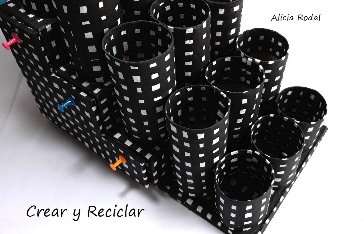 Organizadores de escritorio con cartón y rollos de cartón de papel higiénico