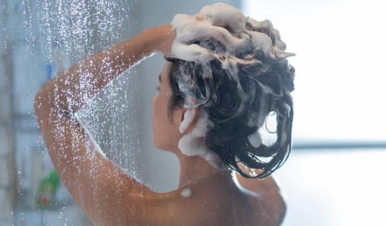 Chica lavándose el pelo