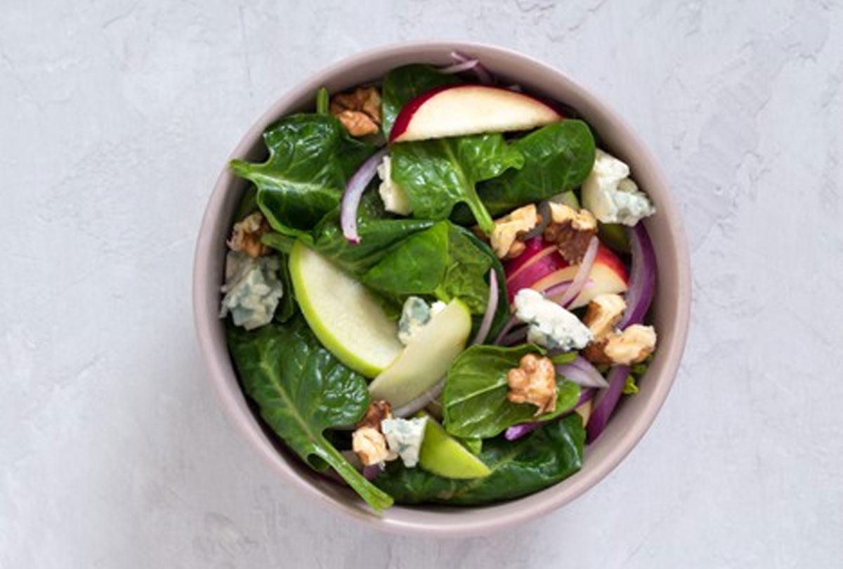 Ensalada de espinacas con manzana, fresa y durazno