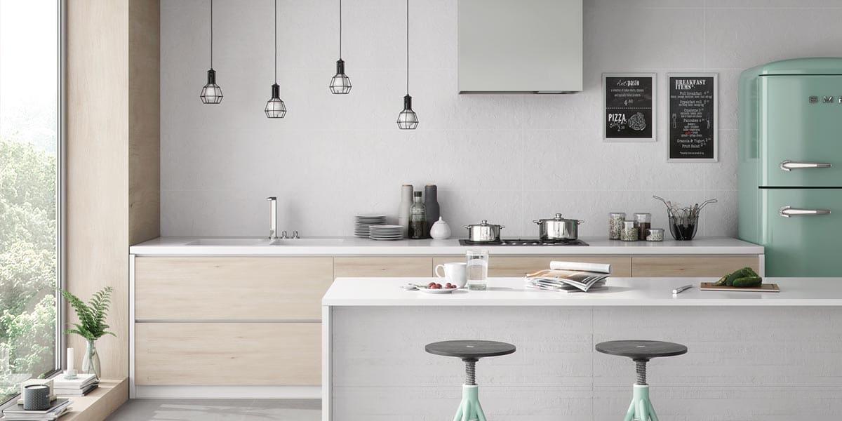 Cocina pintada en tonos neutros