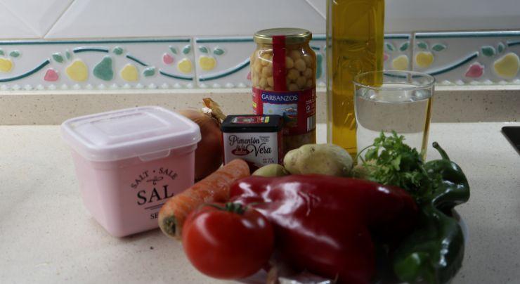 Los ingredientes necesarios para hacer garbanzos y patatas en Mambo