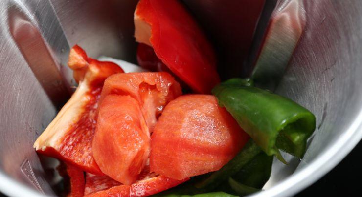 Echamos la verduras para picarlas