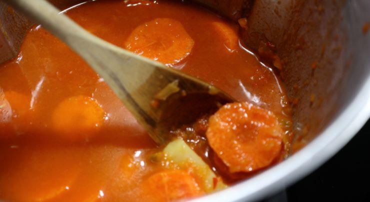 Echamos las patatas y las zanahorias y cocinamos