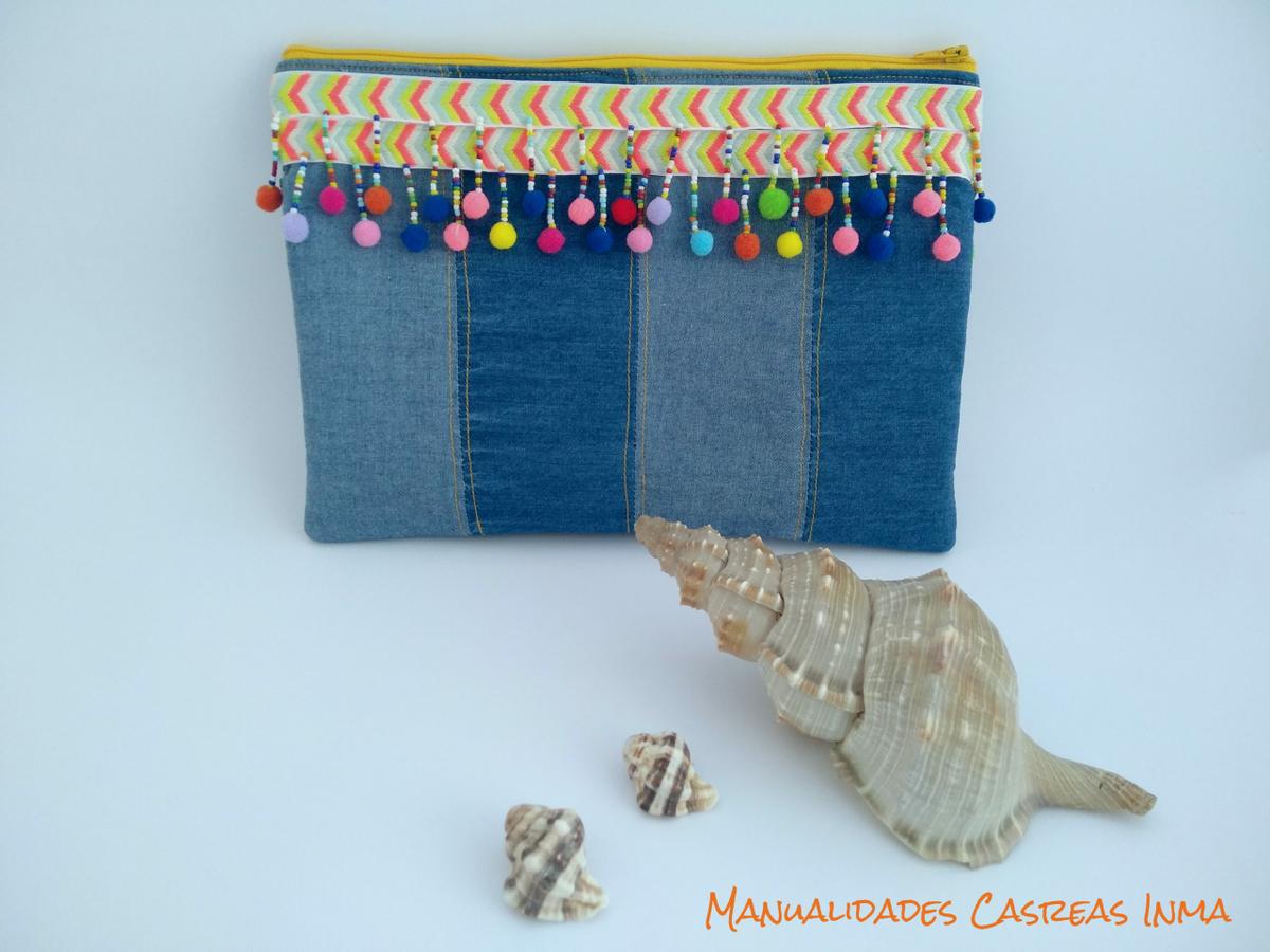 Manualidades Caseras Inma_ Bolso vaquero de mano con borlas de colores