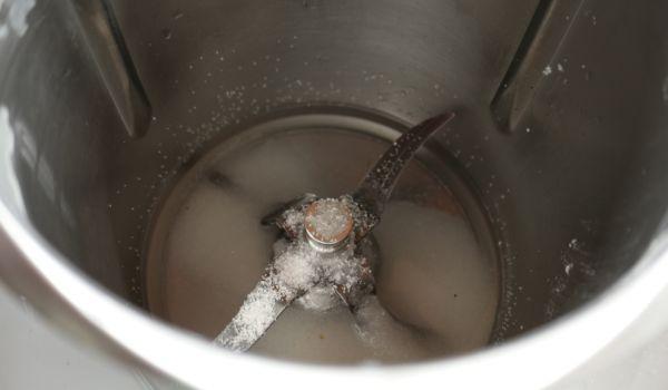 Ponemos el azúcar y el agua y mezclamos